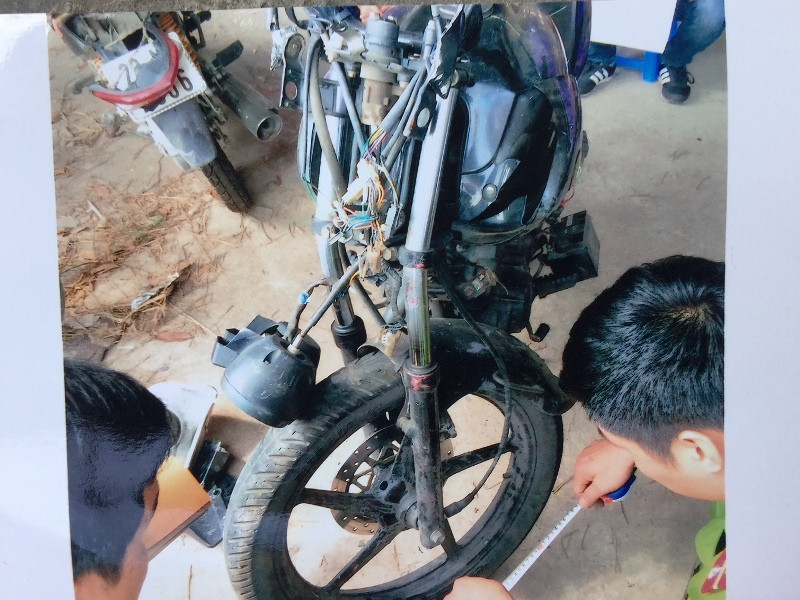 Sau tai nạn, càng xe máy bị cong từ trước ra sau.