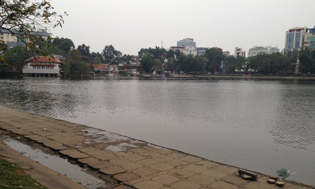 Vị trí nạn nhân được vớt lên bờ.