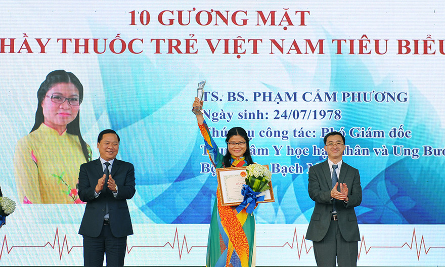 Bí thư T.Ư Đoàn, Chủ tịch T.Ư Hội LHTN Việt Nam Nguyễn Phi Long và Chủ tịch T.Ư Hội Thầy thuốc Việt Nam Trần Văn Thuấn khen thưởng cho Thấy thuốc trẻ Việt Nam tiêu biểu năm 2016 