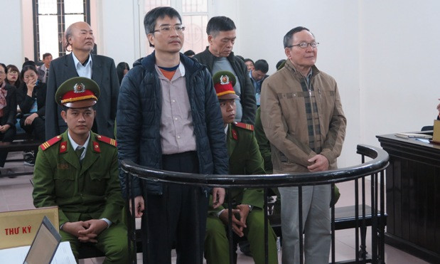 Các bị cáo trước vành móng ngựa.