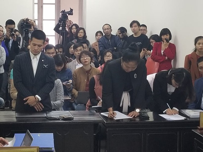 Các đương sự tại phiên tòa sơ thẩm.