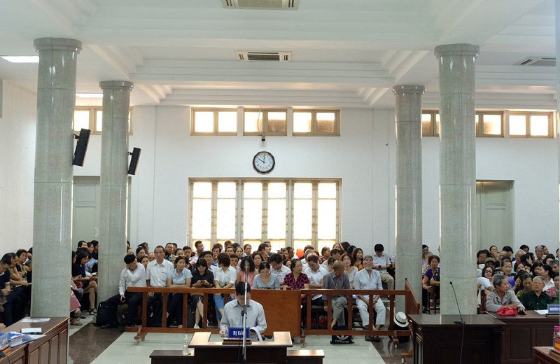 Trong nhiều vụ việc, tòa án phải triệu tập hàng trăm người liên quan tới tham dự.