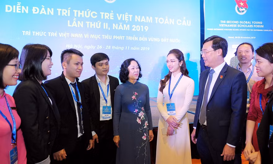 Trưởng ban Dân vận Trung ương Trương Thị Mai và Bí thư thứ nhất T.Ư Đoàn Lê Quốc Phong trao đổi với các đại biểu. Ảnh: Xuân Tùng