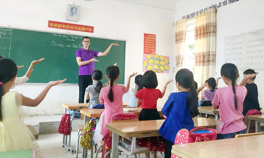 Thầy giáo Vi Mộng Hoàng. Ảnh: NVCC