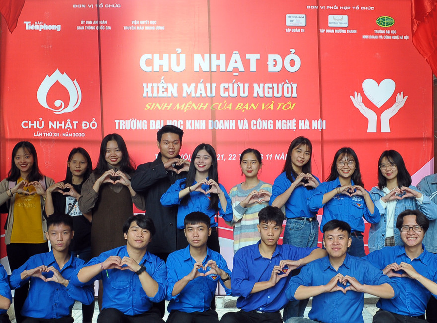 Sinh viên Kinh doanh Công nghệ tưng bừng hiến máu khởi động Chủ nhật Đỏ 2020