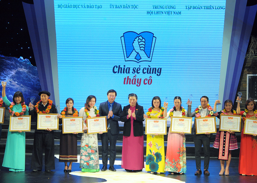 Phó Chủ tịch thường trực Quốc hội Tòng Thị Phóng; Bí thư thứ nhất T.Ư Đoàn, Chủ tịch T.Ư Hội LHTN Việt Nam Lê Quốc Phong trao khen thưởng cho các giáo viên được tuyên dương trong chương trình Chia sẻ cùng thầy cô 2019. Ảnh: Xuân Tùng