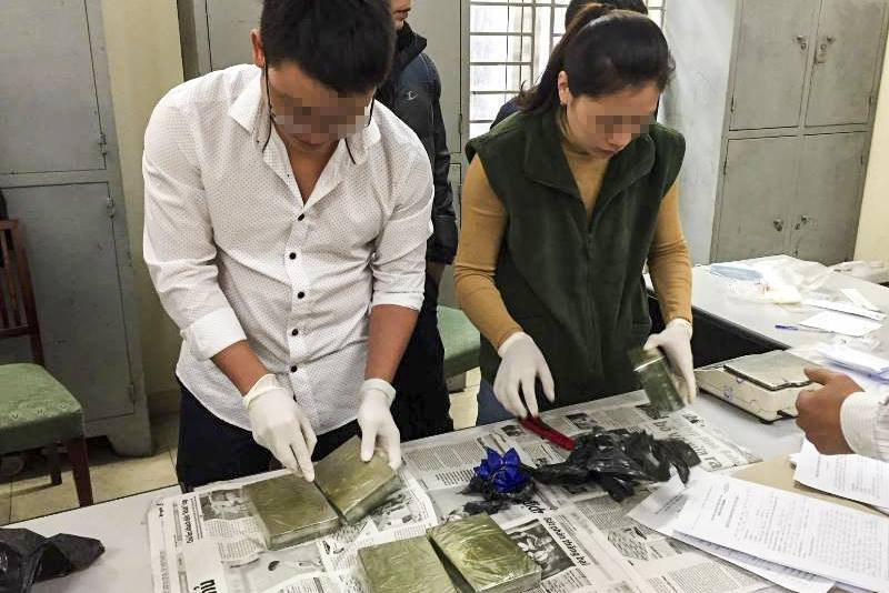 Kiểm tra, niêm phong số ma túy tang vật.