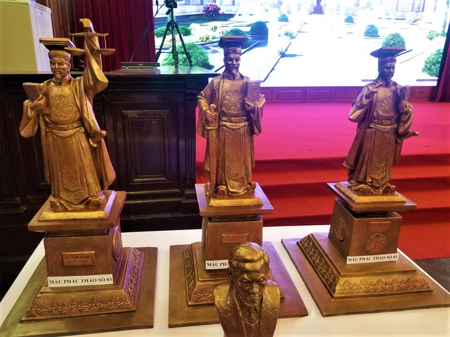 Từ bìa phải qua, các mẫu tượng vua Lý Thái Tông số 1, 2 và 3.