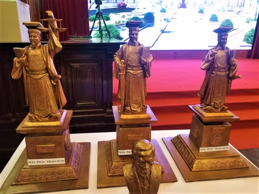 Từ bìa phải qua, các mẫu tượng vua Lý Thái Tông số 1, 2 và 3.