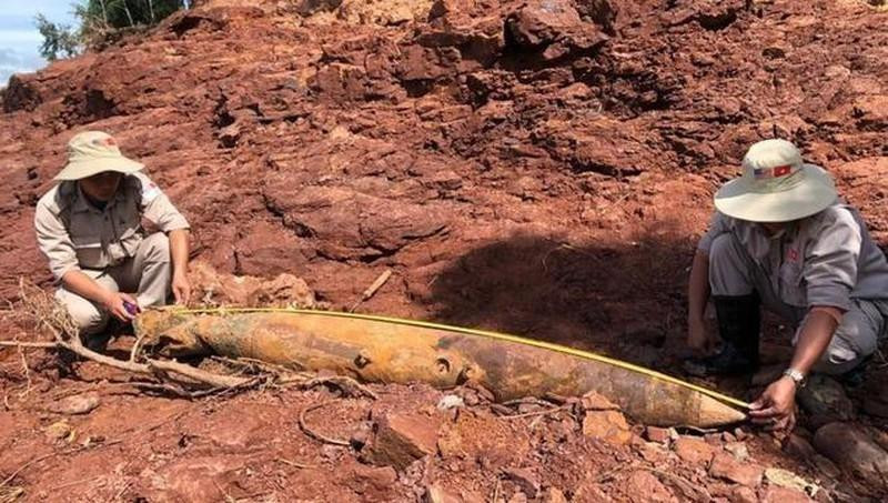 Cuộc thi trực tuyến nâng cao nhận thức phòng tránh tai nạn bom mìn, vật nổ do chiến tranh để lại lần thứ hai được tổ chức. (Trong ảnh, Quả bom “khủng” MK 82 phát lộ sau mưa lũ kéo dài ngày ở Quảng Trị vào tháng 10/2020).