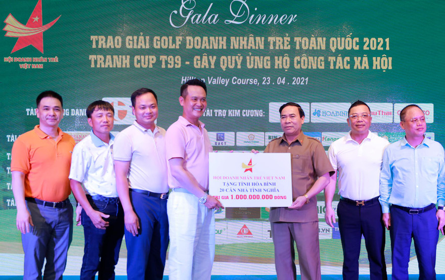 Anh Đặng Hồng Anh - Chủ tịch T.Ư Hội Doanh nhân trẻ Việt Nam trao tặng kinh phí xây nhà tình nghĩa tại Hòa Bình