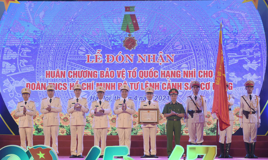 Trung tướng Phạm Quốc Cương - Tư lệnh Bộ Tư lệnh Cảnh sát Cơ động trao tặng Huân chương Bảo vệ Tổ quốc hạng Nhì cho Đoàn Thanh niên Bộ Tư lệnh CSCĐ. Ảnh: Xuân Tùng
