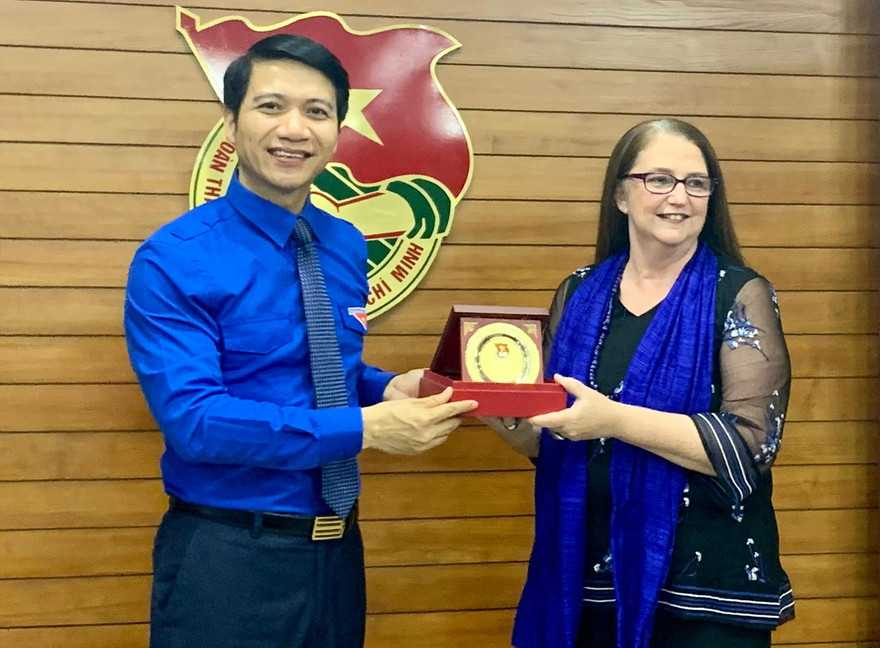 Anh Nguyễn Ngọc Lương tặng quà lưu niệm cho Bà Sharon Maree Kane tại buổi tiếp.