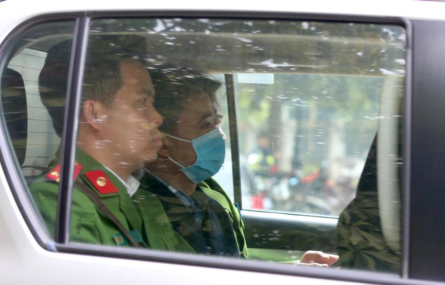 Các bị cáo được dẫn giải tới tòa.