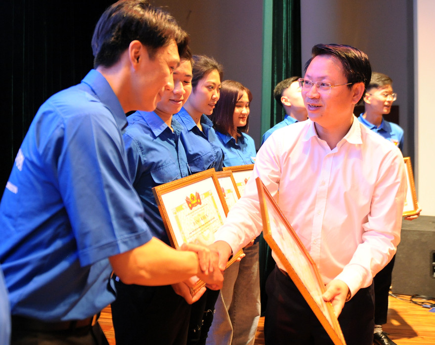 Bí thư Đoàn khối các cơ quan Trung ươngương trao bằng khen của Đoàn khối cho các tập thể có thành tích xuất sắc.