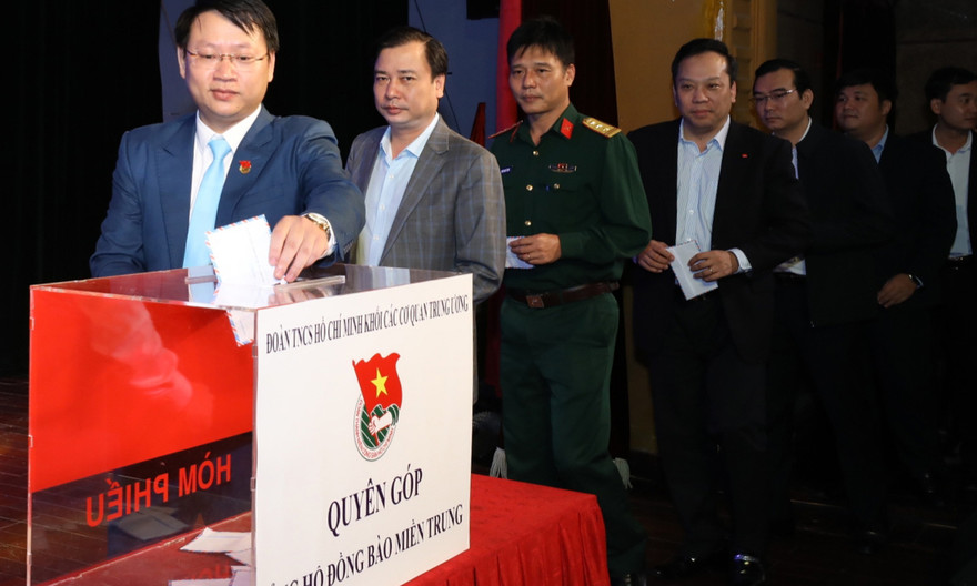 Liên hoan ca khúc cách mạng ủng hộ đồng bào lũ lụt miền Trung