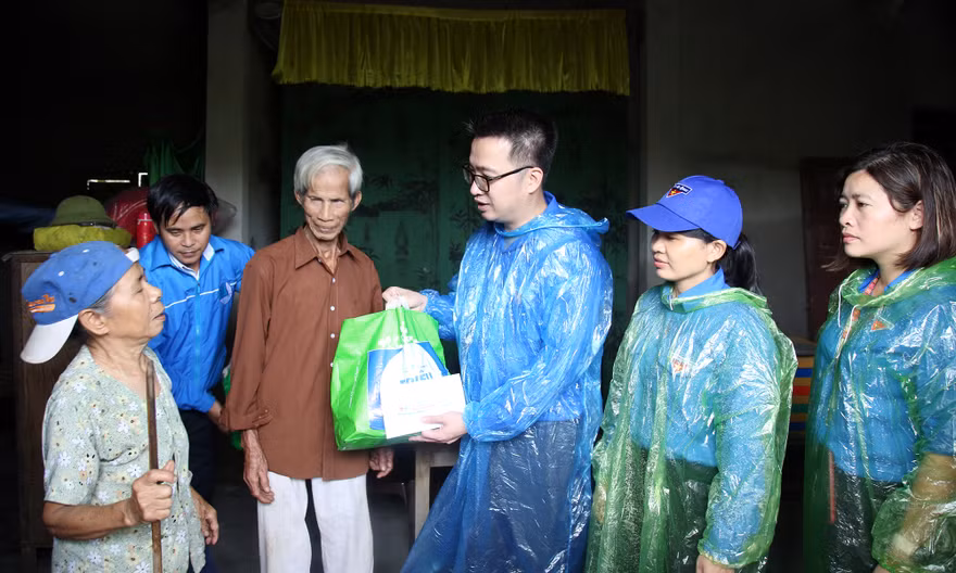 Anh Nguyễn Tường Lâm đến nhà thăm và tặng quà người dân vùng lũ xã Hải Thượng, huyện Hải Lăng, Quảng Trị. Ảnh: Lâm Hải Đăng