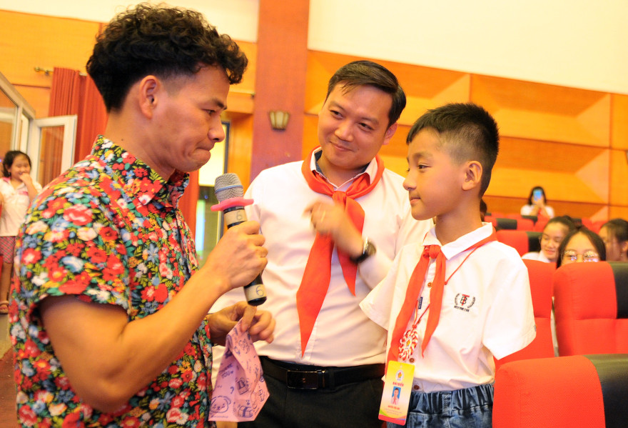 NSƯT Xuân Bắc lặng người với đại biểu không giơ tay nhận quà