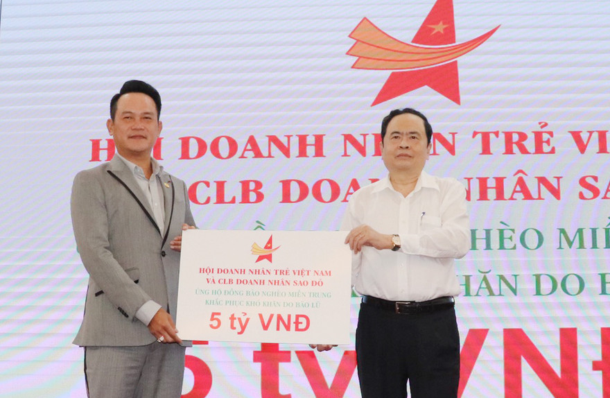 Anh Đặng Hồng Anh trao biển ủng hộ 5 tỉ sẻ chia khó khó khăn với đồng bào miền Trung bão lũ