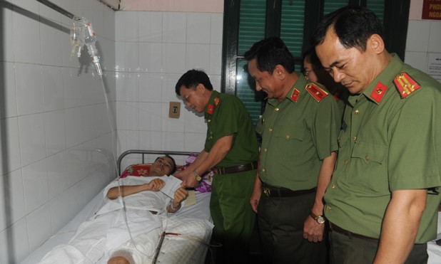 Lãnh đạo Bộ Công an thăm hỏi Trung uý Lê Văn Tuấn.
