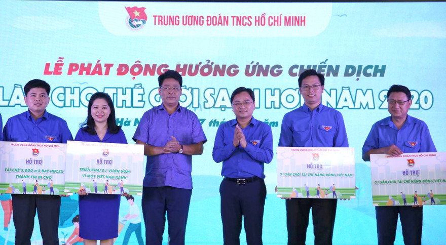 Bí thư thường trực T.Ư Đoàn, Chủ tịch T.Ư Hội LHTN Việt Nam Nguyễn Anh Tuấn và Phó Tổng cục trưởng Tổng cục Môi trường Nguyễn Thượng Hiền tặng biểu trưng hỗ trợ các đơn vị