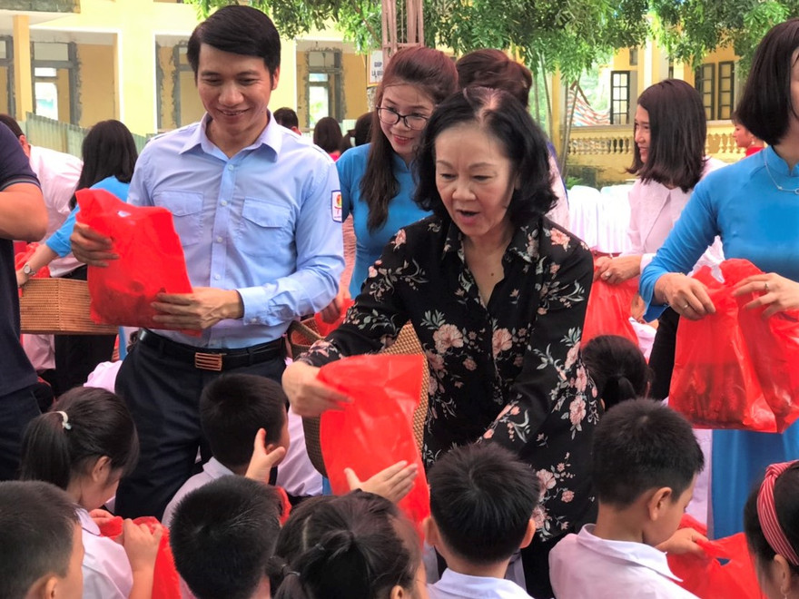 Bà Trương Thị Mai và anh Nguyễn Ngọc Lương tặng quà thiếu nhi trong chương trình "Trung thu cho em". Ảnh: Thanh Nga
