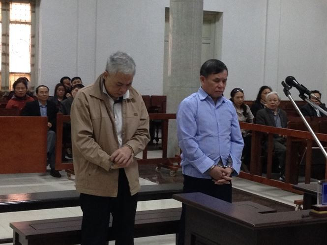 Các bị cáo Nguyễn Đức Thắng (bìa trái) và Nguyễn Đức Lợi tại tòa.