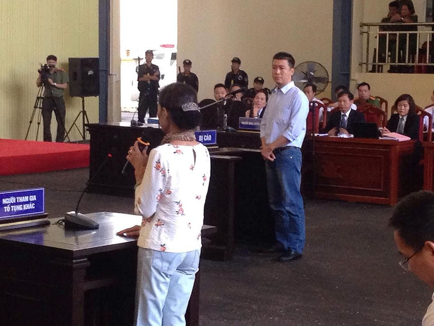 Phan Sào Nam quay sang nhìn mẹ mình khi bà trình bày trước HĐXX