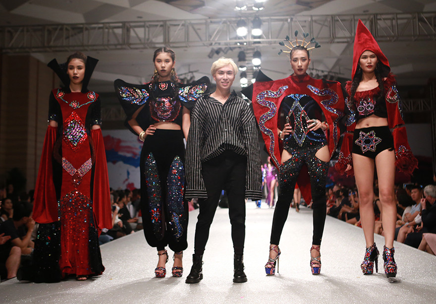 Nhà thiết kế trẻ Đặng Việt Tùng bên bộ sưu tập tà thuật Voodoo