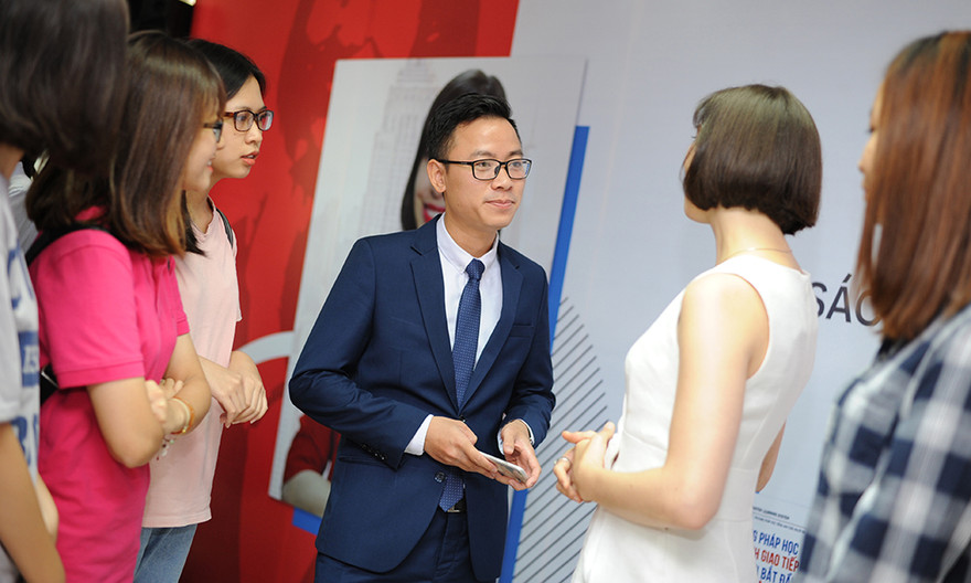 Vũ Hải Đăng (áo đen) trao đổi tại chương trình