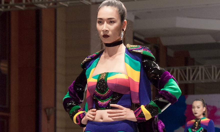 Dàn mẫu trẻ diện thiết kế lạ lên sàn bảo vệ... ong