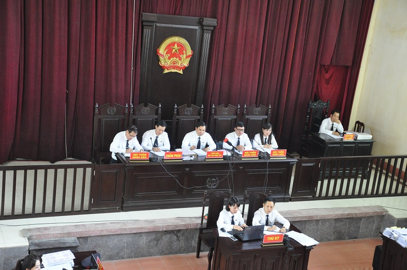 Hội đồng xét xử sơ thẩm vụ án.