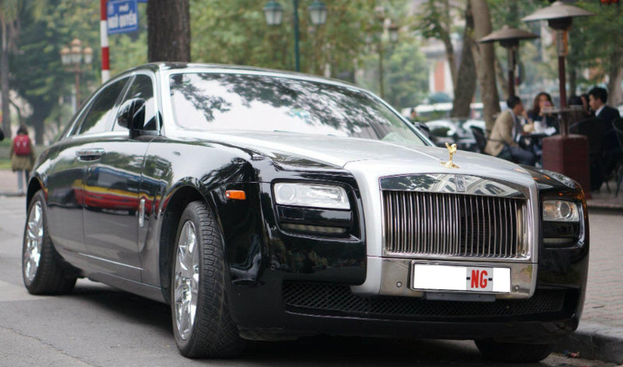 Hàng loạt xe siêu sang 'dùng ké' biển ngoại giao để né thuế