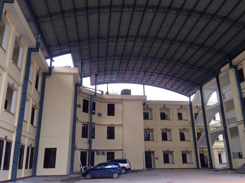 Khu vực xét xử dự kiến đã được lợp mái tôn.