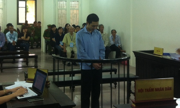 Lê Ôn Tùng cúi đầu nghe toà tuyên án.