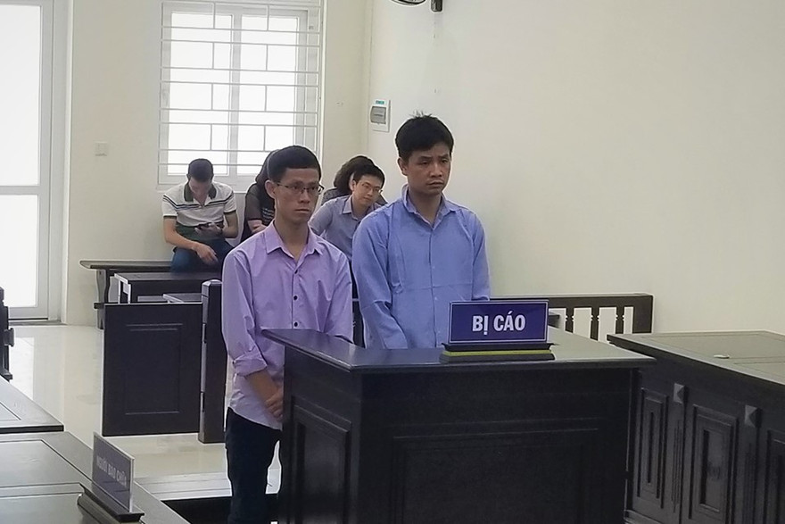 Từ trái qua, các bị cáo Quân và Điệp.