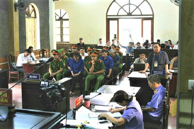 Phiên tòa xét xử vụ gian lận điểm thi tại Sơn La. Hiện vụ án đã được trả hồ sơ yêu cầu điều tra bổ sung.