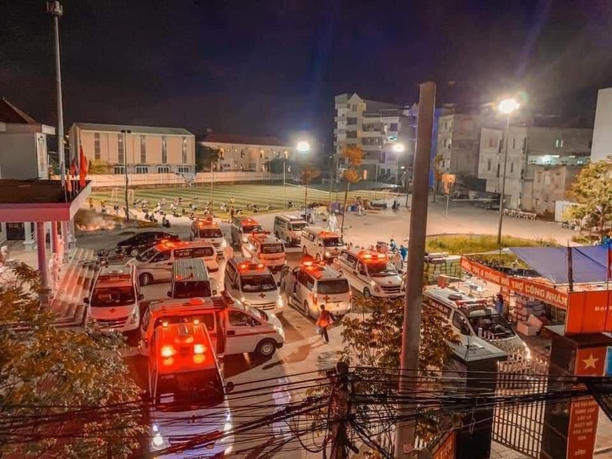 Xe cứu thương tập trung tại thôn Núi Hiểu để đưa công nhân đi nơi khác cách ly.