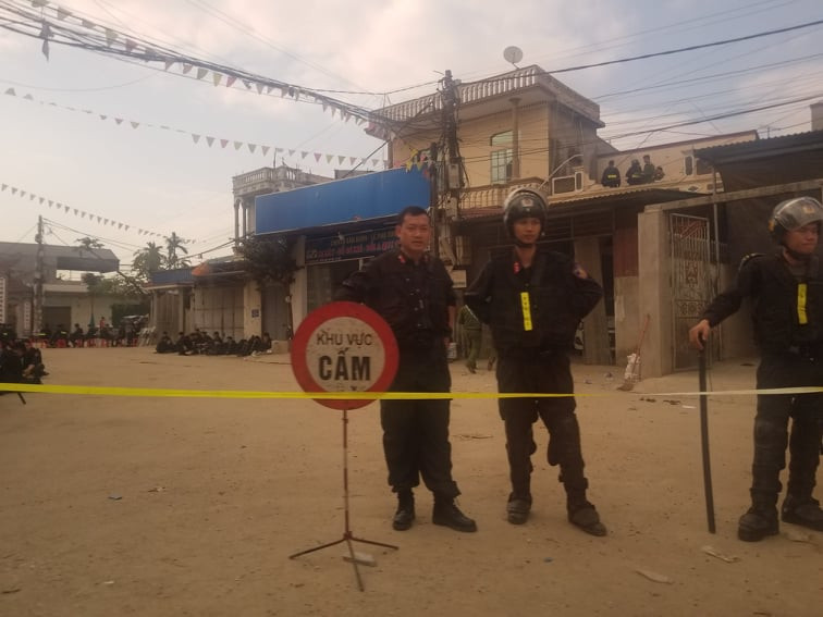 Lực lượng chức năng đảm bảo an ninh trật tự tại cổng làng Đồng Tâm.