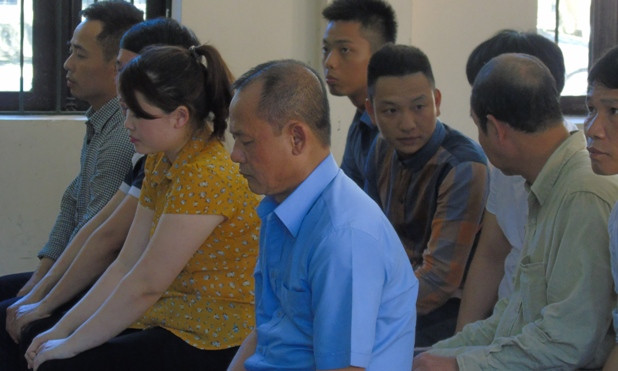 Minh "Sâm" và các đồng phạm tại phiên toà. Ảnh X.A