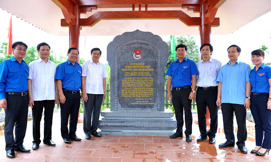 Bí thư thứ nhất T.Ư Đoàn Lê Quốc Phong, Phó Bí thư thường trực Tỉnh ủy Tuyên Quang Nguyễn Hồng Thắng và các đại biểu chụp ảnh lưu niệm bên bia di tích lịch sử cơ quan T.Ư Đoàn