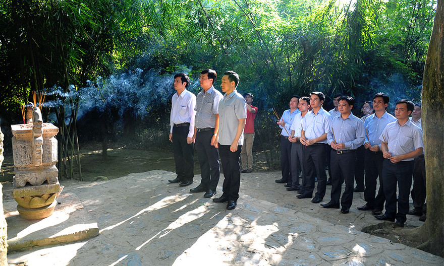 Đoàn công tác T.Ư Đoàn dâng hương tại Lán Nà Nưa - Khu di tích lịch sử Quốc gia đặc biệt Tân Trào (Tuyên Quang)