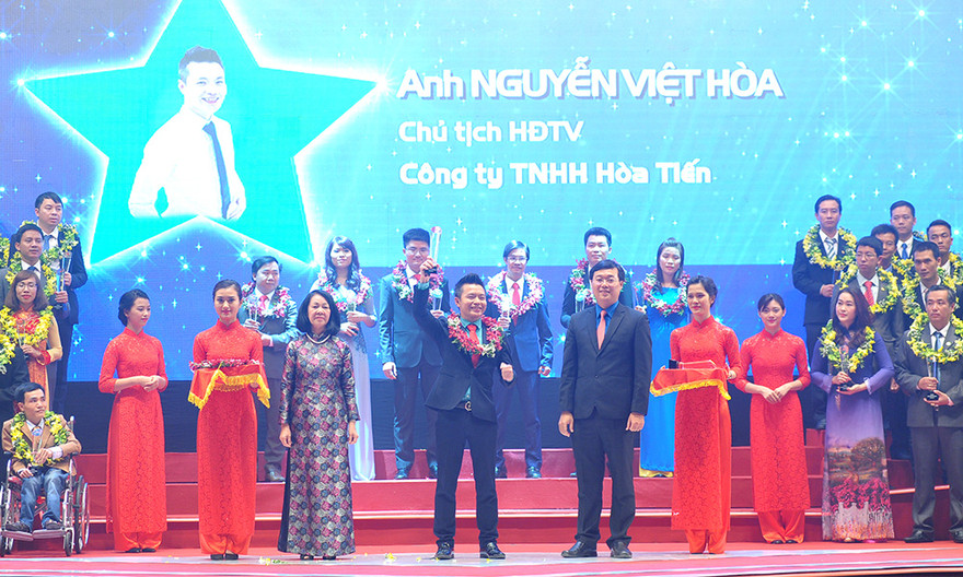 Bà Trương Thị Mai - Ủy viên Bộ Chính trị, Bí thư T.Ư Đảng, Trưởng Ban Dân vận T.Ư và anh Lê Quốc Phong - Ủy viên dự khuyết T.Ư Đảng, Bí thư thứ nhất T.Ư Đoàn trao khen thưởng cho Top 10 doanh nhân trẻ khởi nghiệp xuất sắc nhất