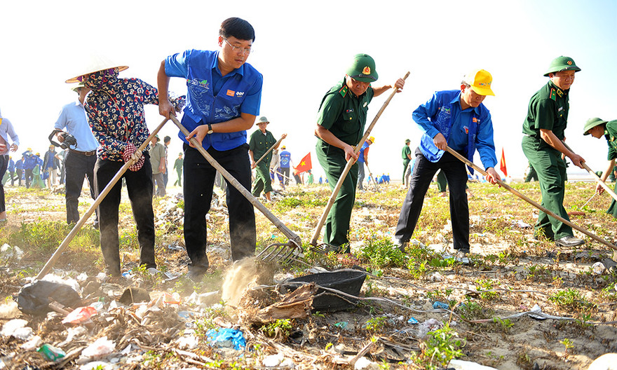 Anh Lê Quốc Phong – Bí thư thứ nhất T.Ư Đoàn, Chủ tịch T.Ư Hội Sinh viên Việt Nam cùng các đại biểu, nhân dân tham gia dọn vệ sinh bãi biển Quảng Vinh (ảnh: Xuân Tùng)