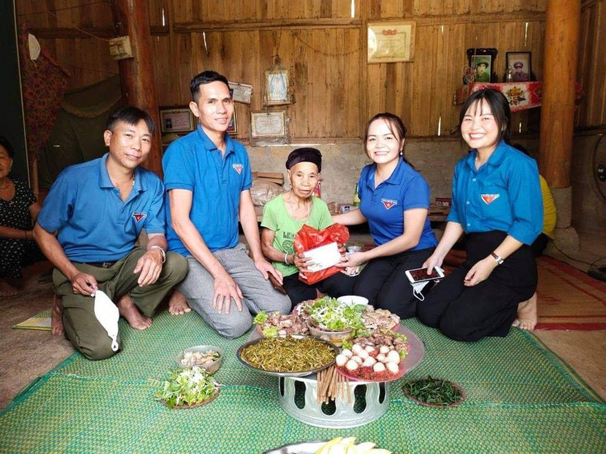 Áo xanh vào bếp soạn 'bữa cơm yêu thương'