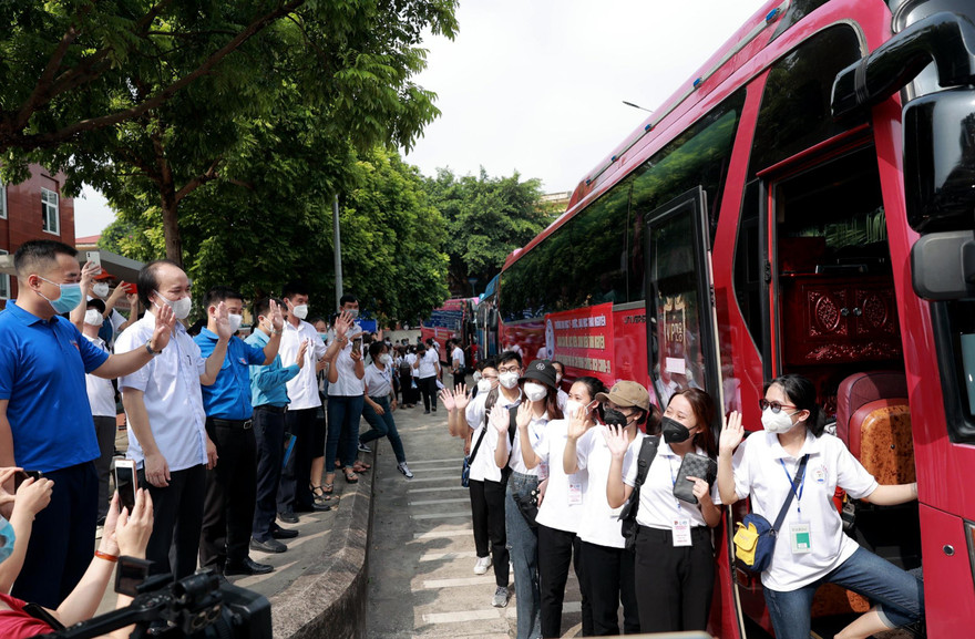 Đợt đầu tiên có 201 tình nguyện viên lên đường vào TPHCM 