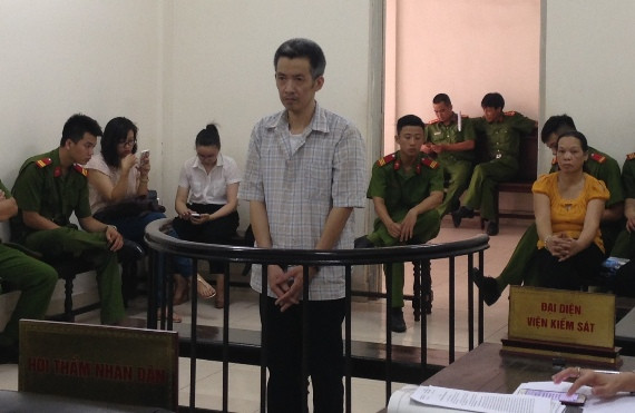 Lại Văn Dũng trước vành móng ngựa.