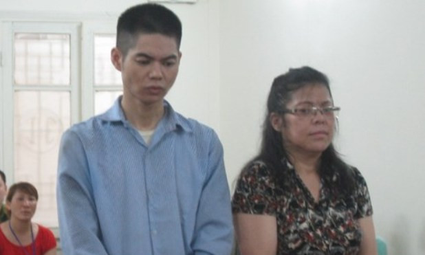 Hai mẹ con "cán bộ" tại phiên toà.