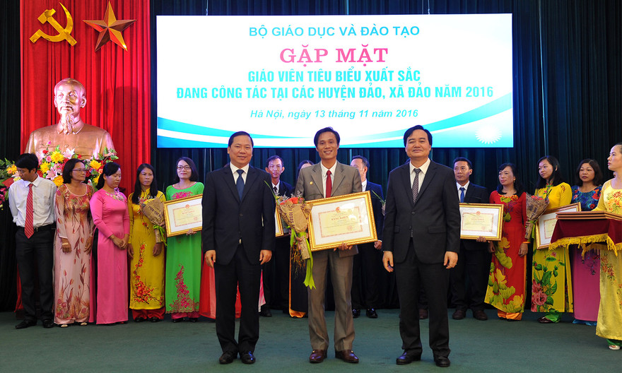 Bộ trưởng Bộ GD&ĐT Phùng Xuân Nhạ và Bí thư T.Ư Đoàn, Chủ tịch T.Ư Hội LHTN Việt Nam Nguyễn Phi Long tặng bằng khen cho các giáo viên tiêu biểu vùng biển đảo