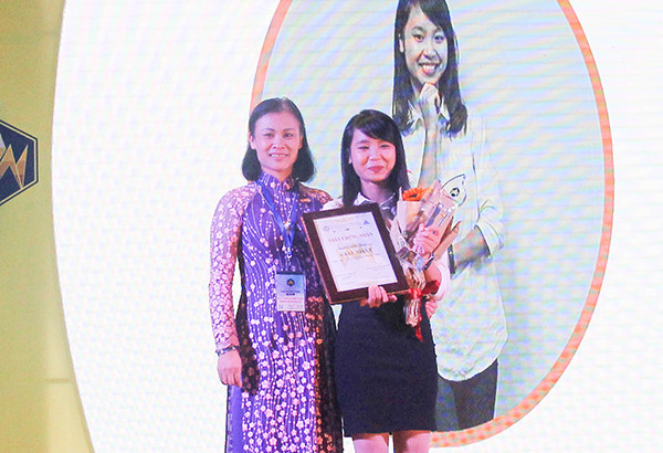 PGS.TS Đào Thị Minh Thanh - Trưởng Ban Giám Khảo trao giải cho Quán Quân Nguyễn Thị Thu Hằng